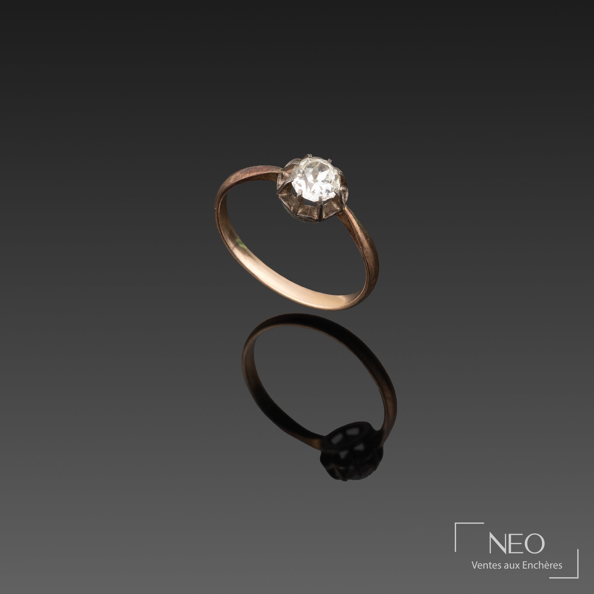 Solitaire en or rose et argent serti d’un diamant en vue de face
