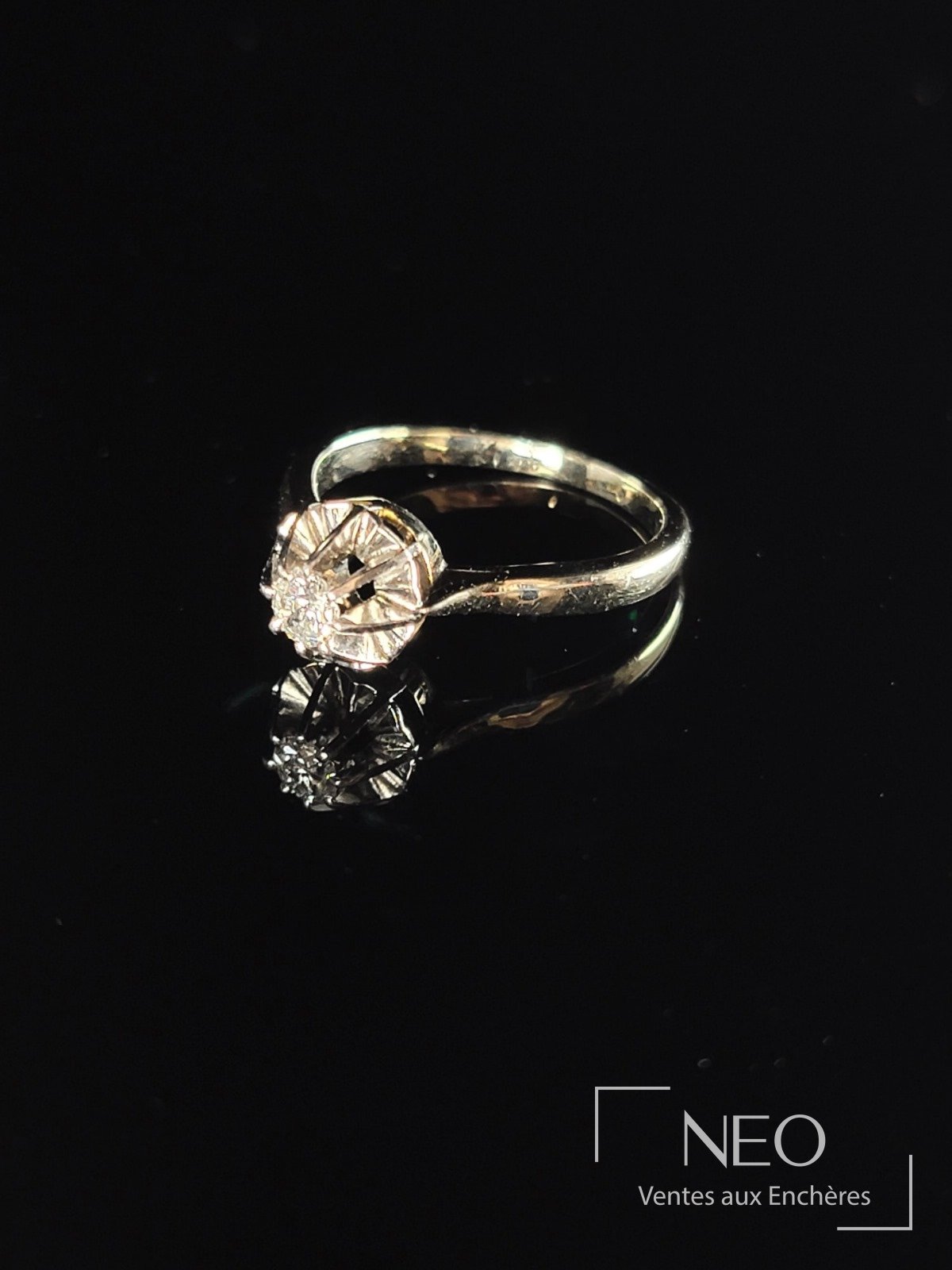 Solitaire en platine et or jaune 18 carats centré d’un diamant