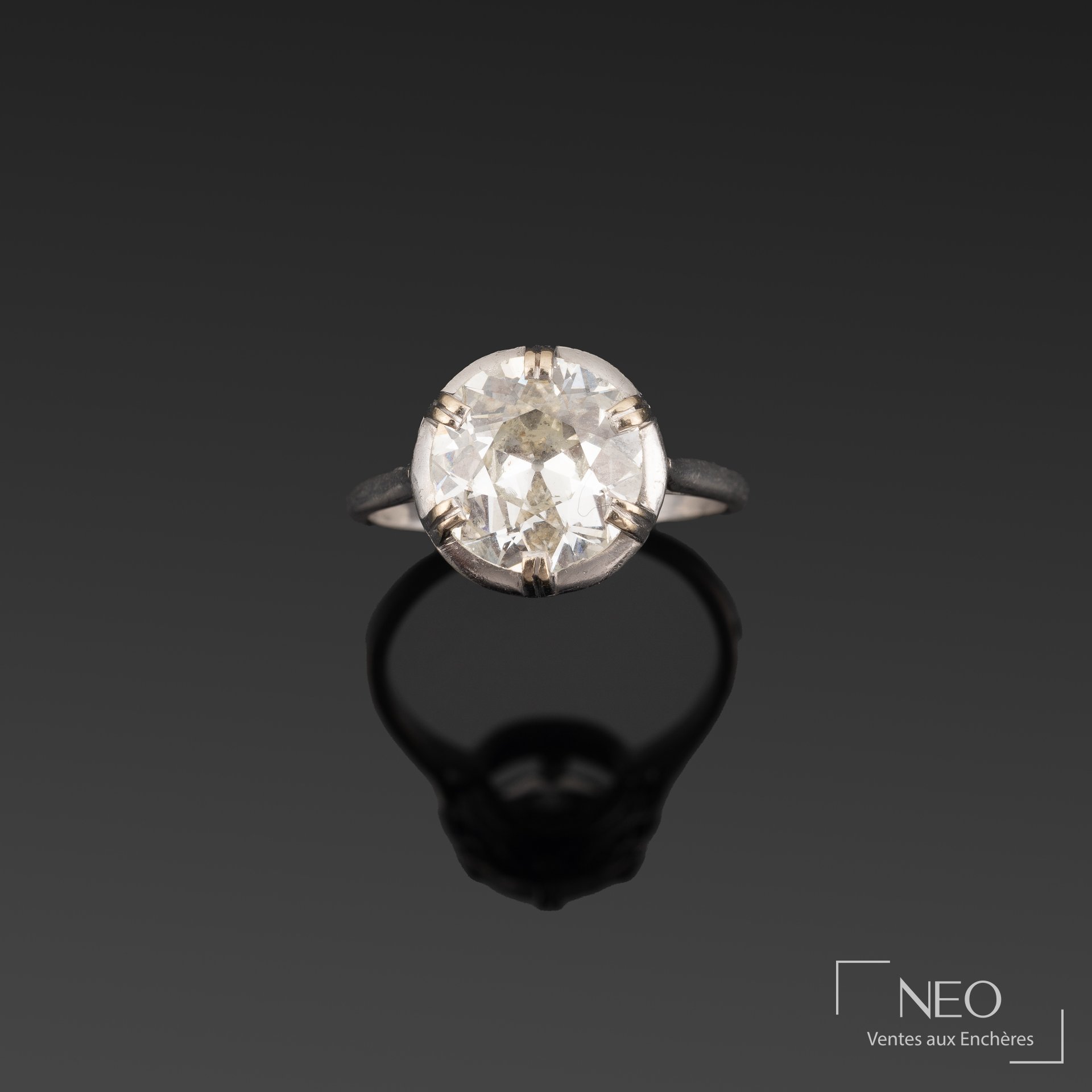 Solitaire en platine serti d'un diamant de taille ancienne vu de face