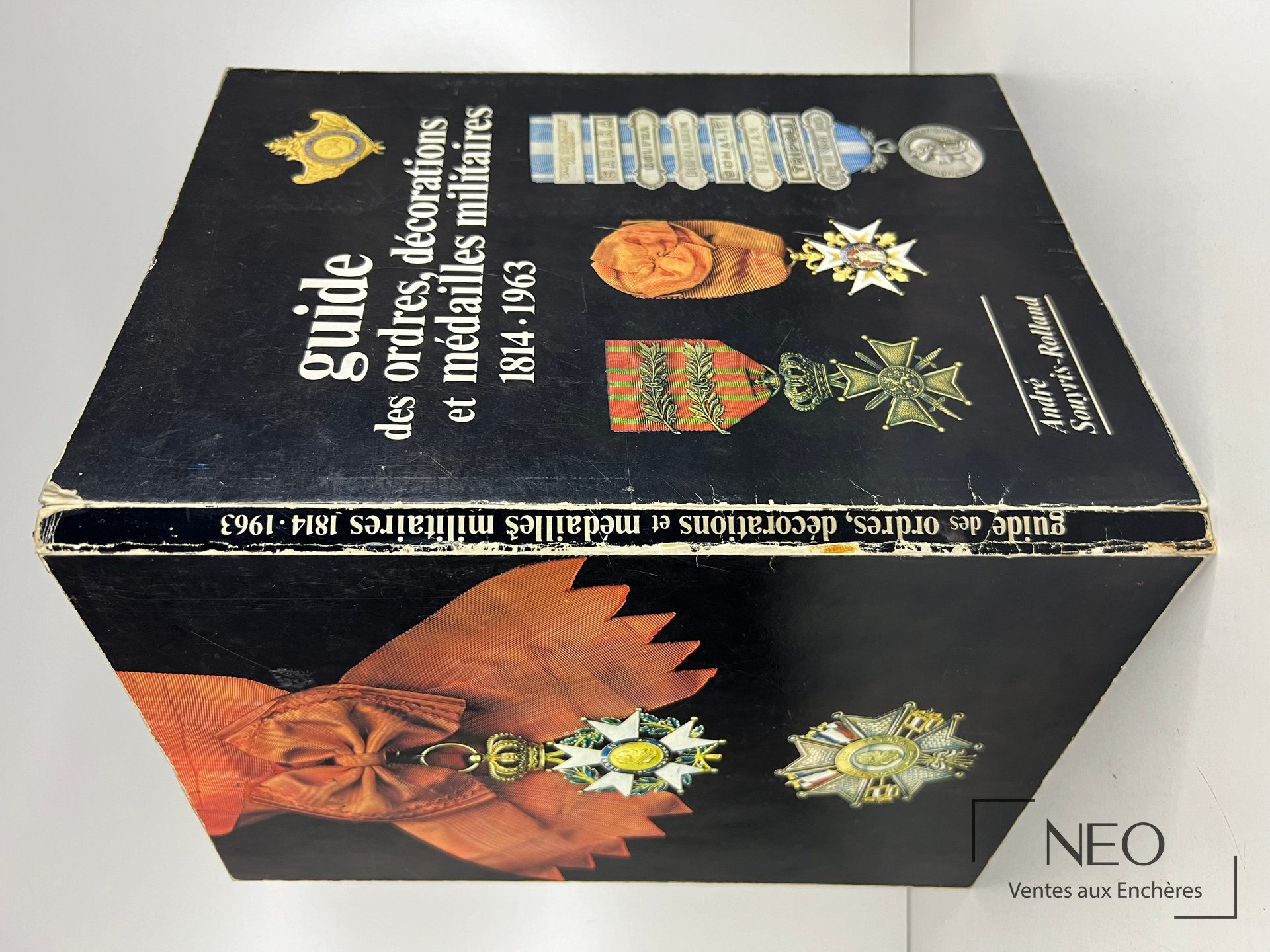 Couverture noire du guide SOUYRIS-ROLLAND illustrée de décorations militaires