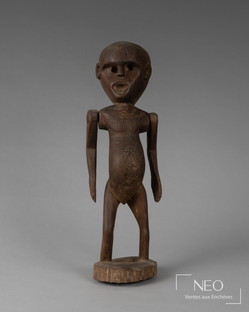 Statue en bois à bras articulés