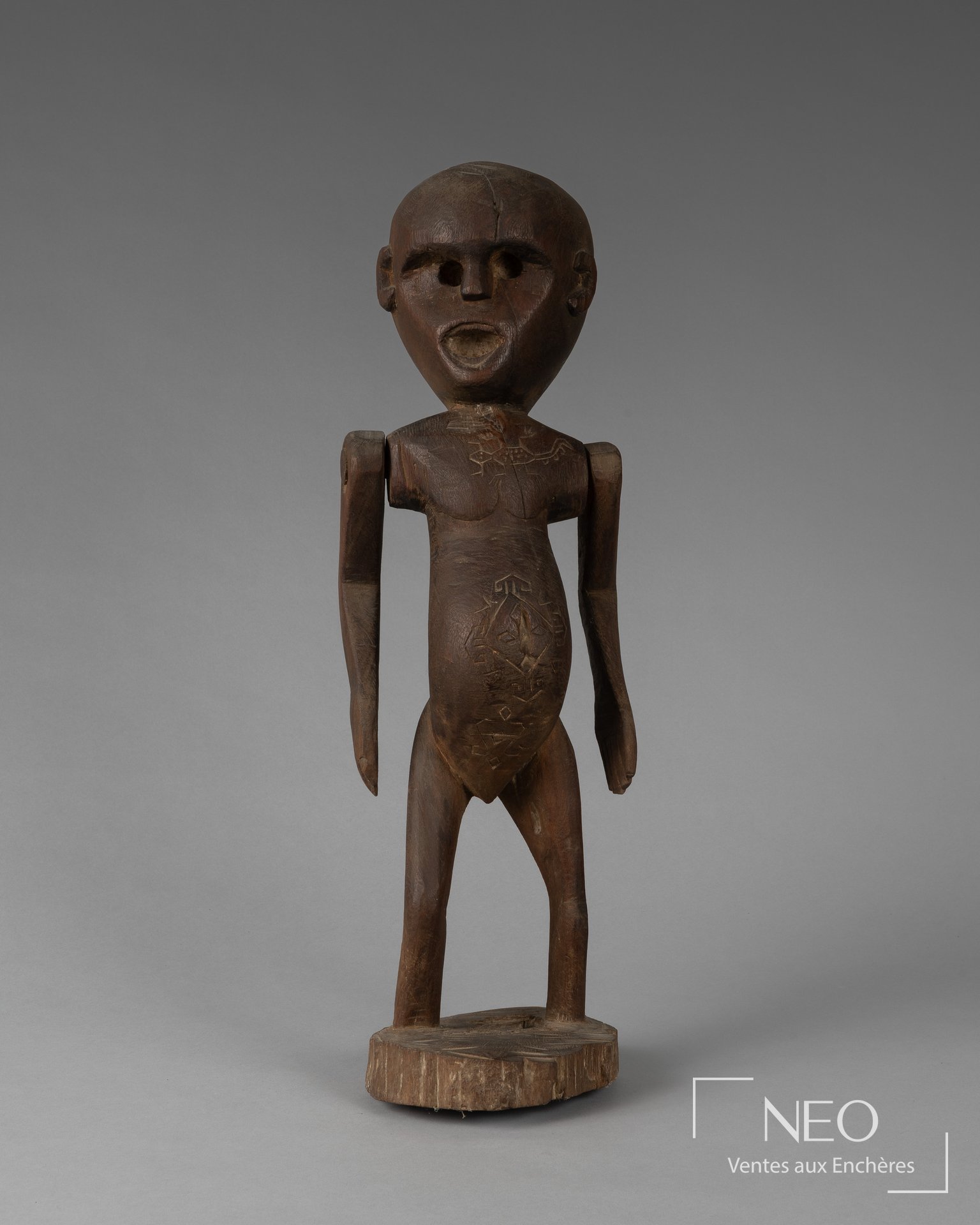 Statue en bois à bras articulés