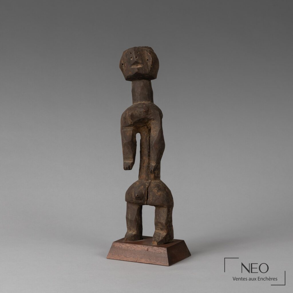 Statue Chamba en bois sur socle