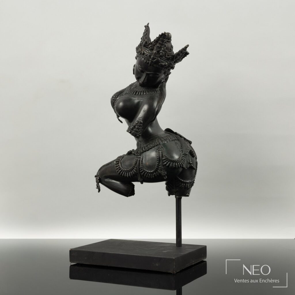 Statue en bronze noir d'une danseuse céleste