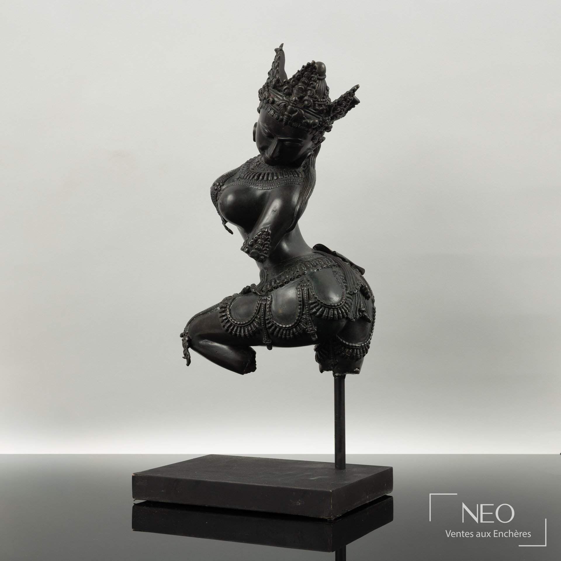 Statue en bronze noir d'une danseuse céleste