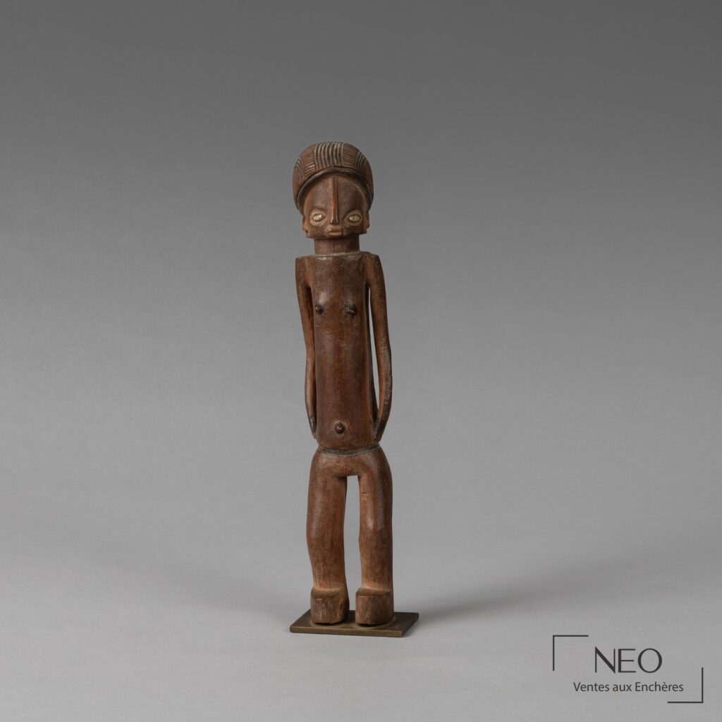 Statue Lunda en bois vue de face sur fond gris