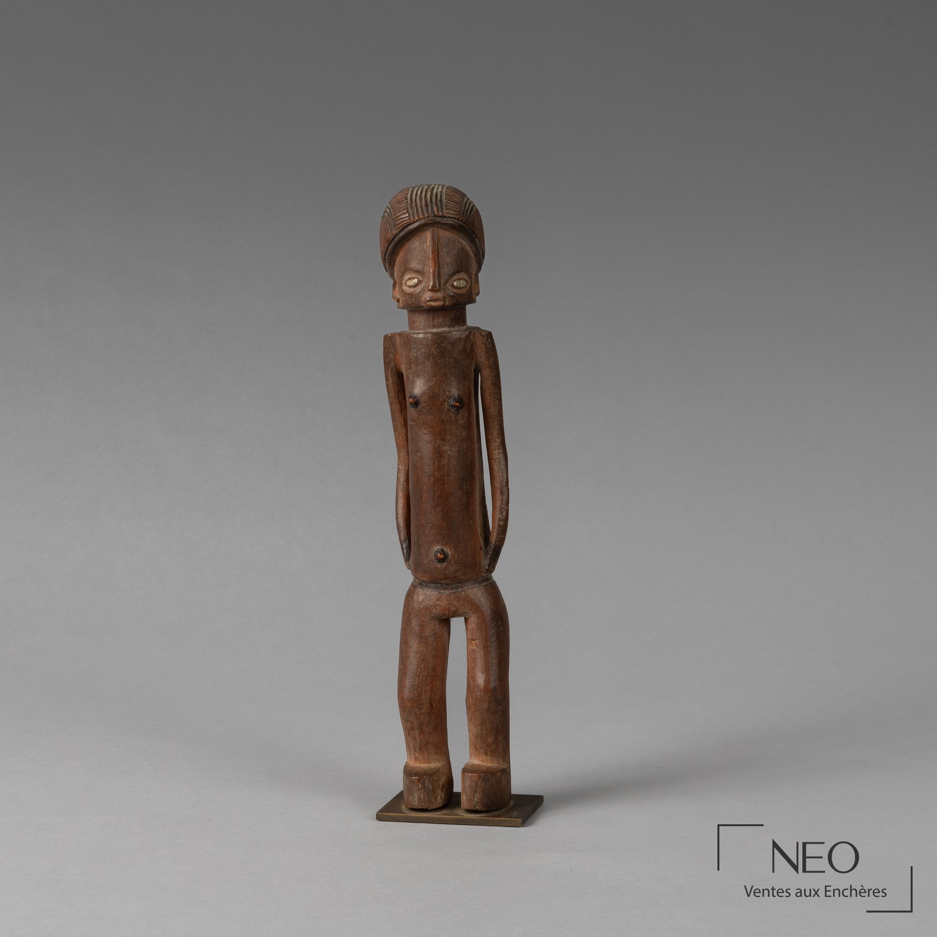 Statue Lunda en bois vue de face sur fond gris