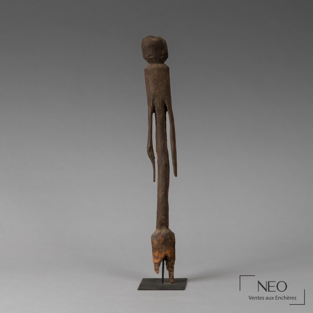 Statue Moba en bois sur socle