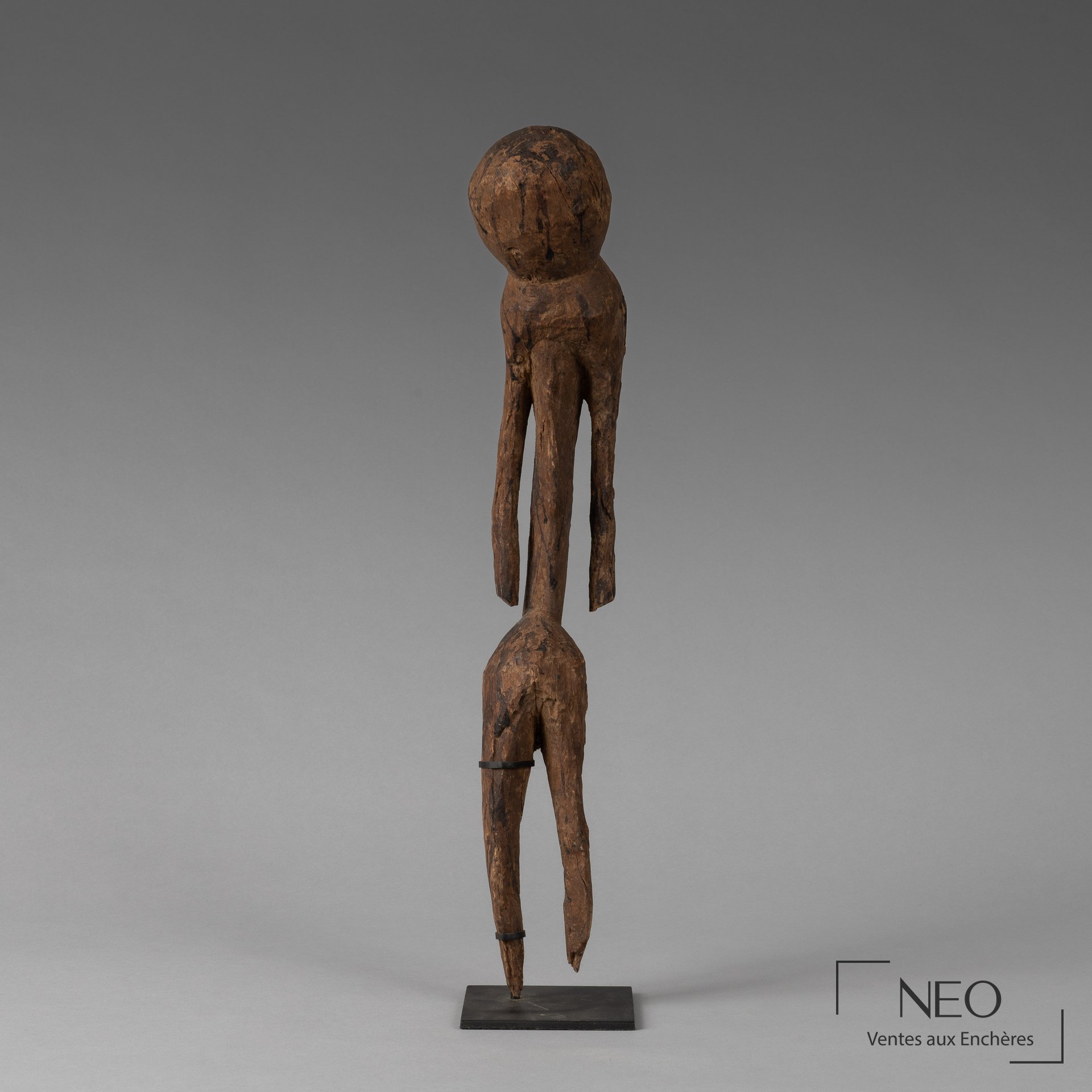 Statue Moba en bois sur socle