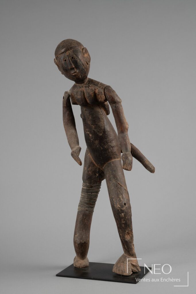 Statue en bois Niamwesi montrée de face