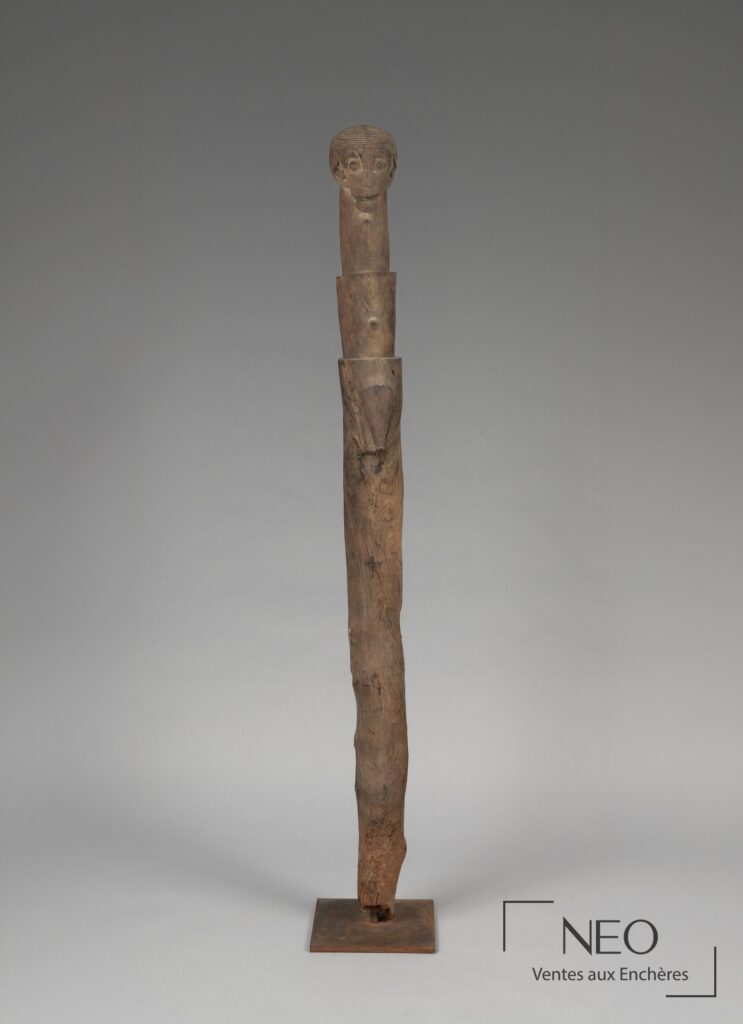 Statue-poteau en bois Dinka sur socle