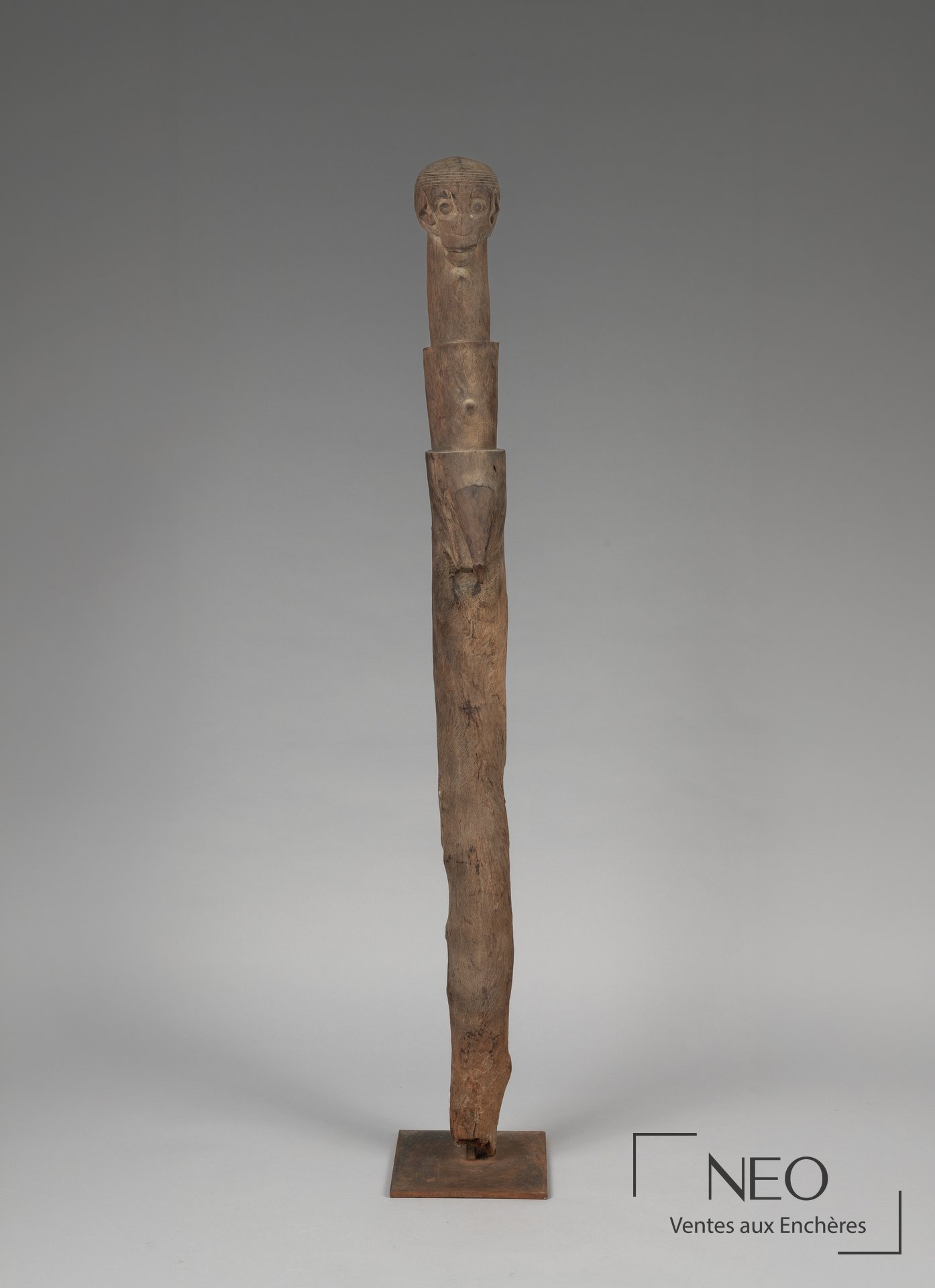 Statue-poteau en bois Dinka sur socle