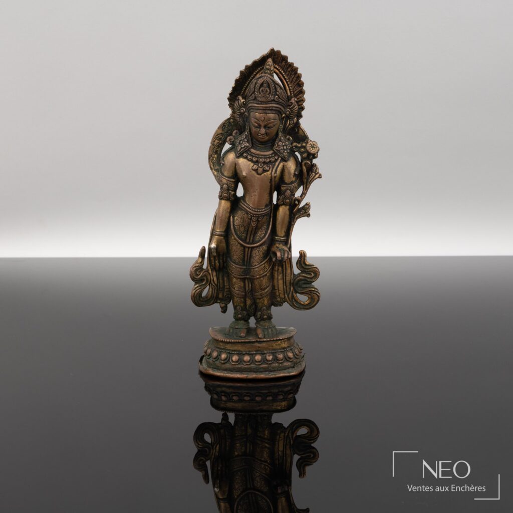 Statuette d’Avalokiteśvara Padmapāṇi en alliage de cuivre à patine dorée