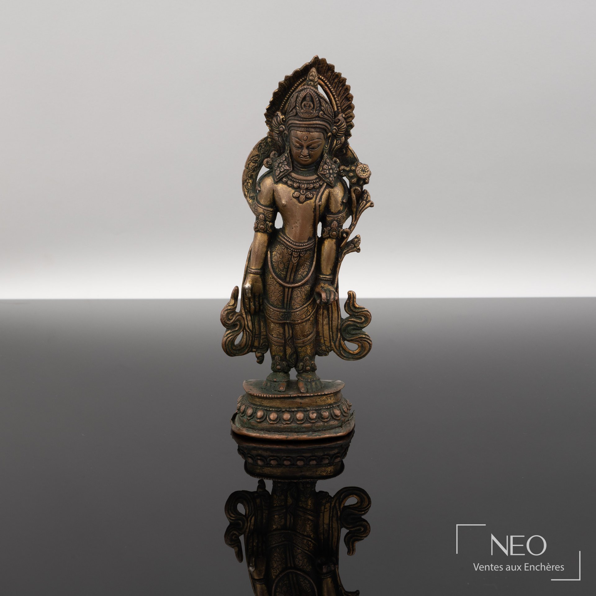 Statuette d’Avalokiteśvara Padmapāṇi en alliage de cuivre à patine dorée