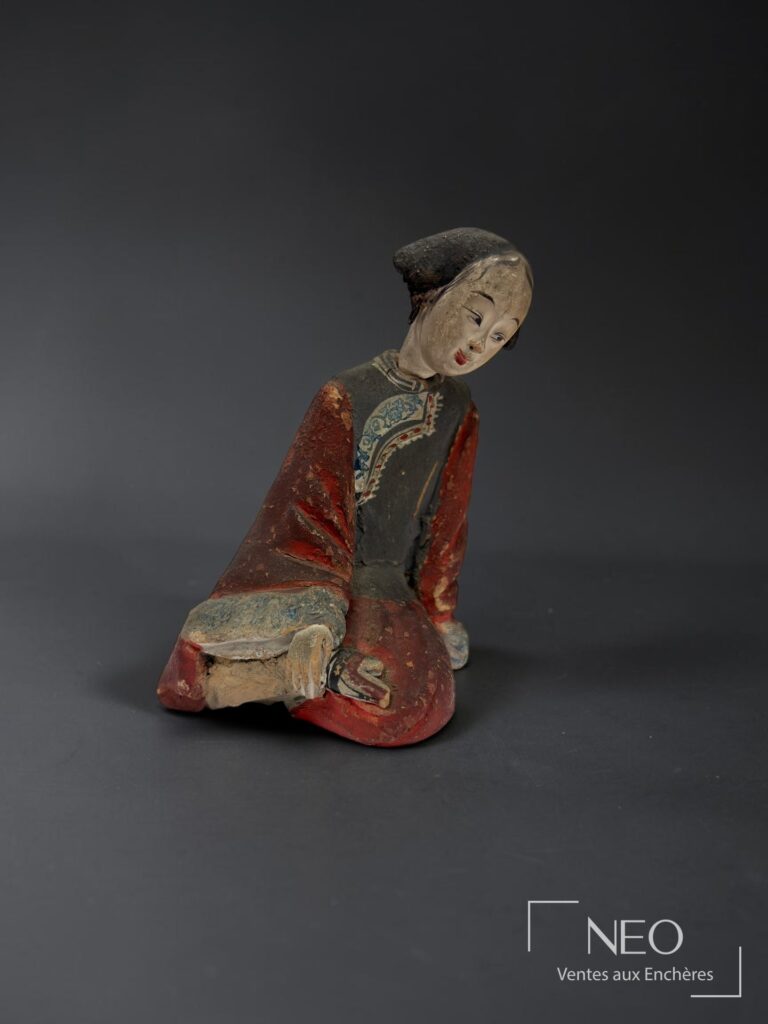 Statuette chinoise polychrome représentant une jeune fille assise en tailleur