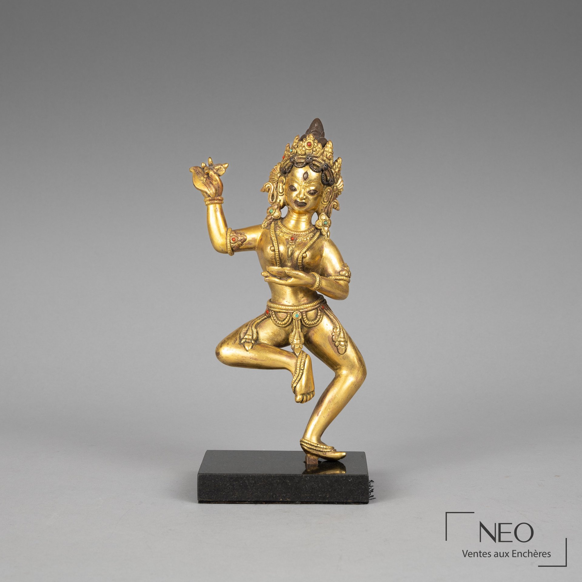 Statuette Dakini tibétaine en bronze à patine dorée