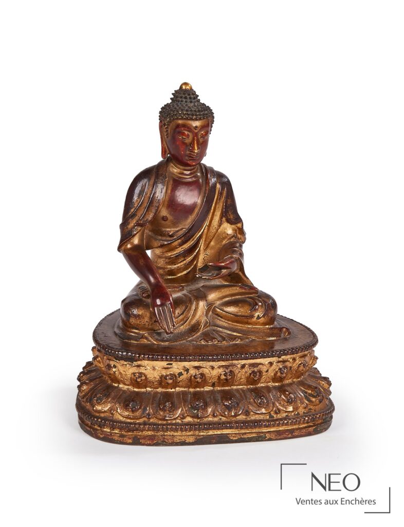 Statuette de bouddha assis en bronze laqué or sur double base lotiforme