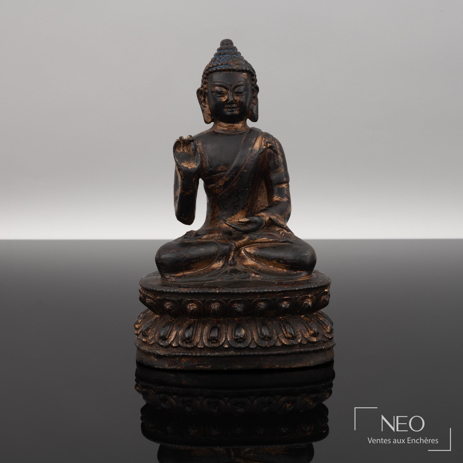 Statuette de Shakyamuni assise sur un socle en double lotus