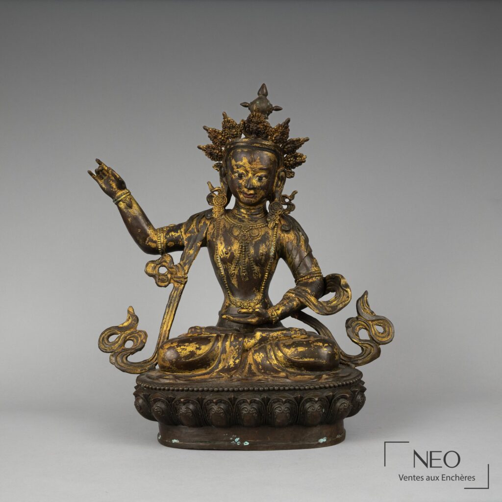Statuette de la déesse Tara en métal à patine dorée