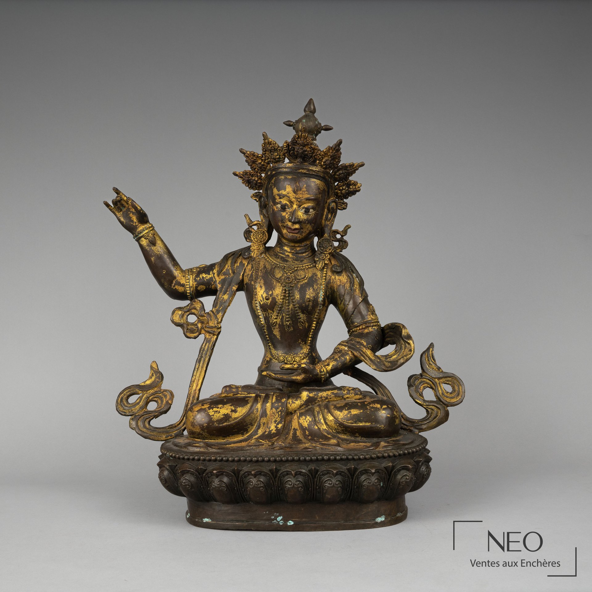 Statuette de la déesse Tara en métal à patine dorée