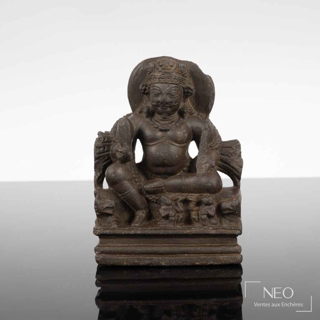 Statuette de divinité en pierre taillée