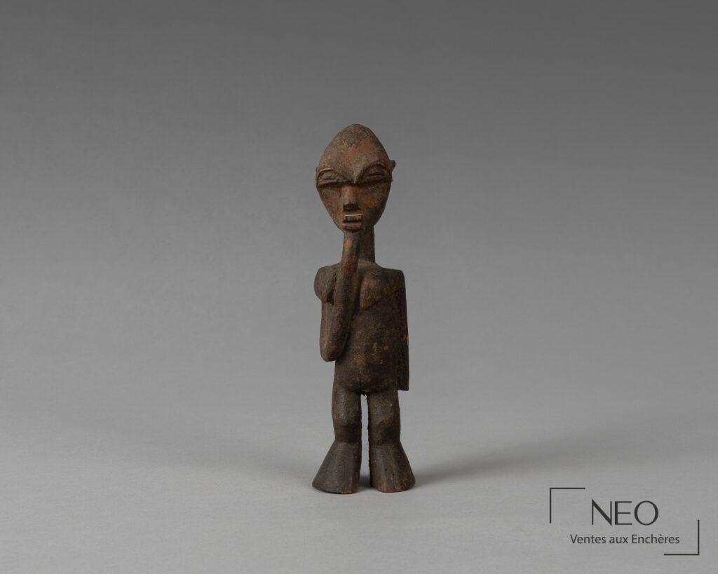 Statuette Lobi en bois vue de face sur fond gris
