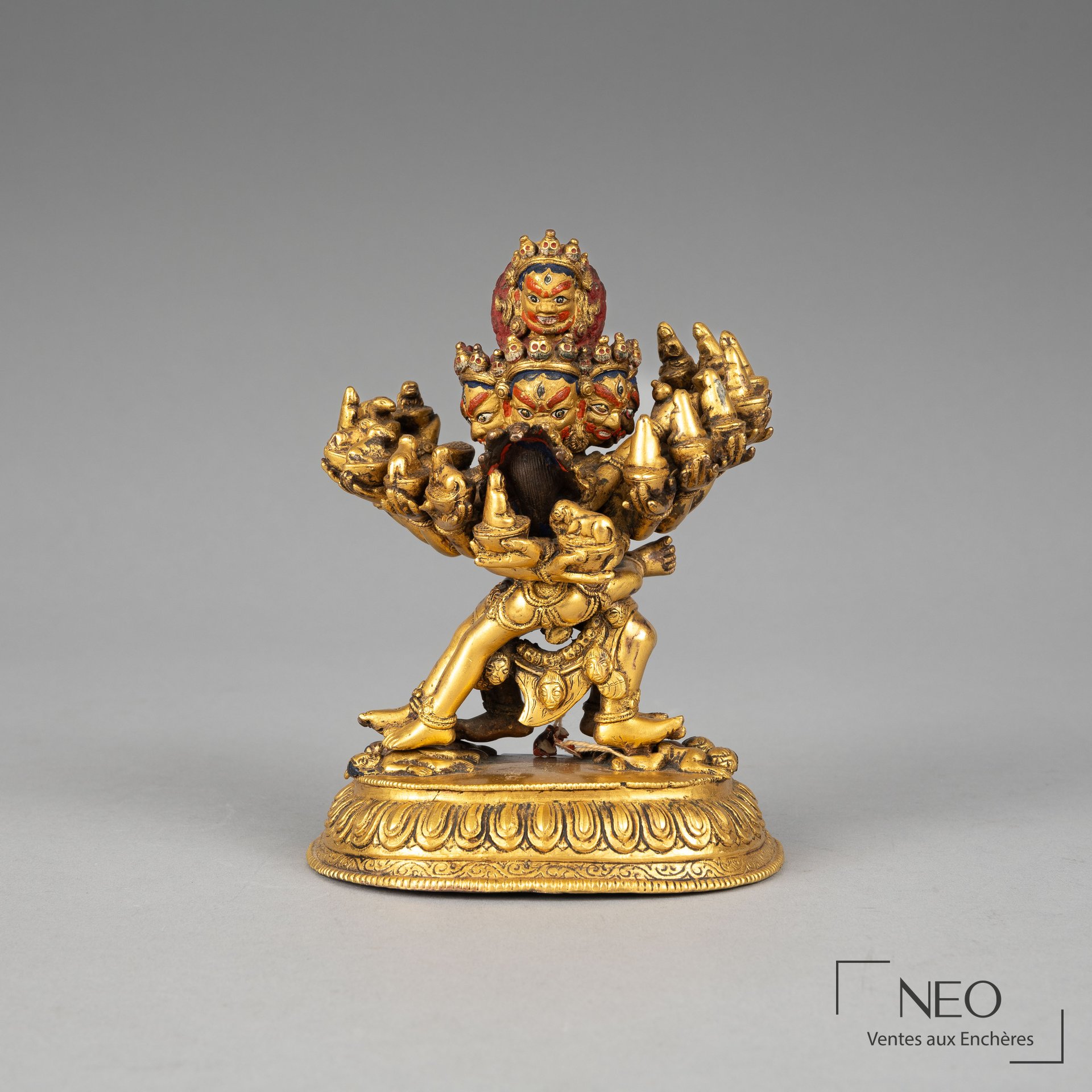Statuette d’une divinité tibétaine, épreuve en métal patiné