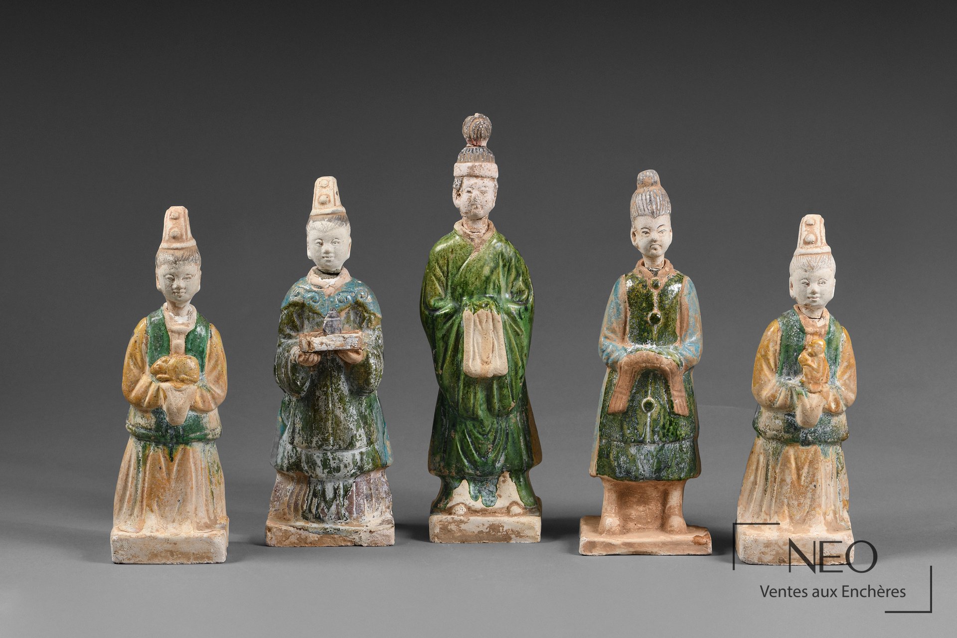 Ensemble de cinq statuettes chinoises polychromes vues de face
