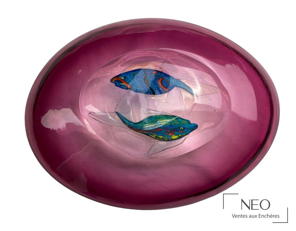 Grand plat ovale en verre mauve avec deux poissons polychromes au centre