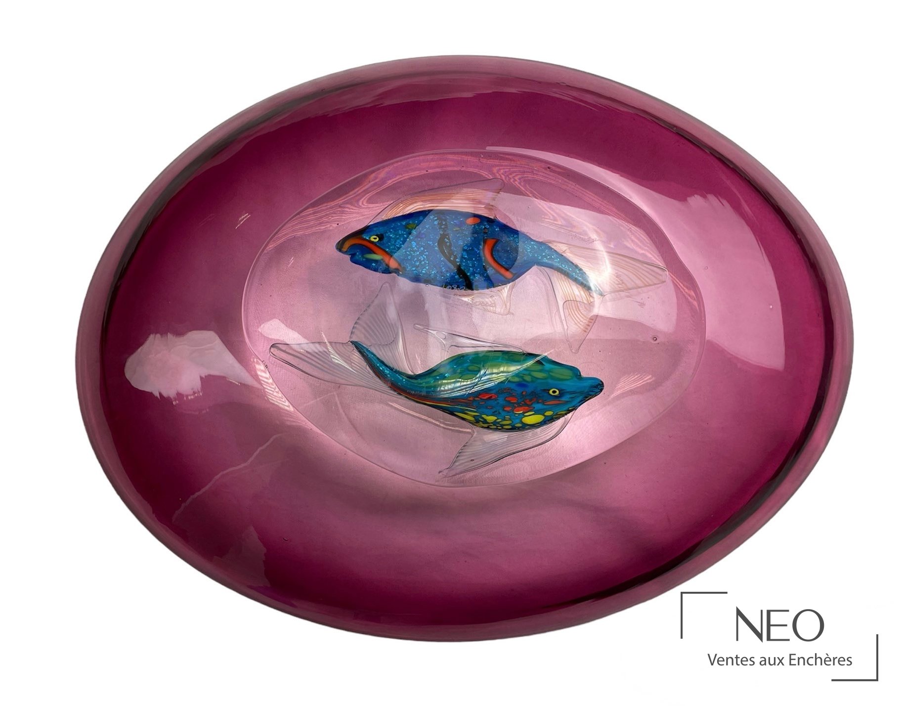 Grand plat ovale en verre mauve avec deux poissons polychromes au centre