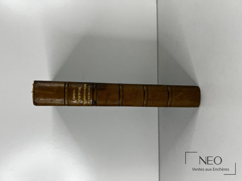 Dos d'un livre ancien en demi basane verte avec titre doré.