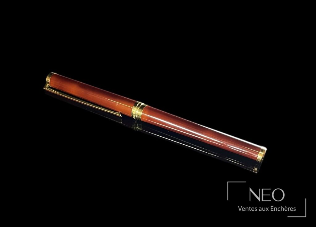 Stylo bille Dupont en résine brune rougeâtre et métal doré