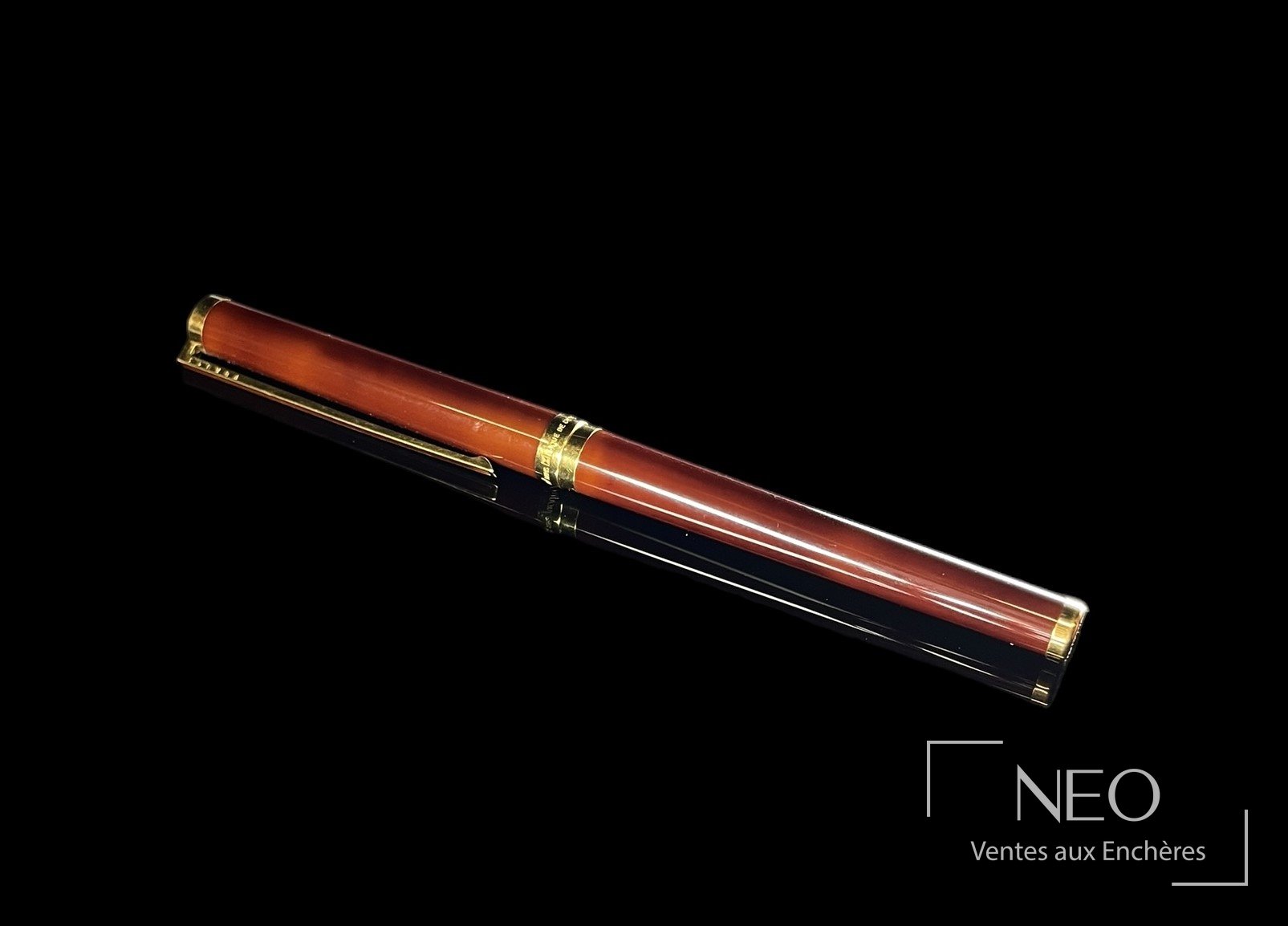 Stylo bille Dupont en résine brune rougeâtre et métal doré
