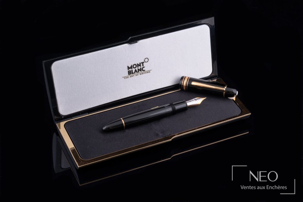 Stylo plume Montblanc noir présenté dans son écrin ouvert