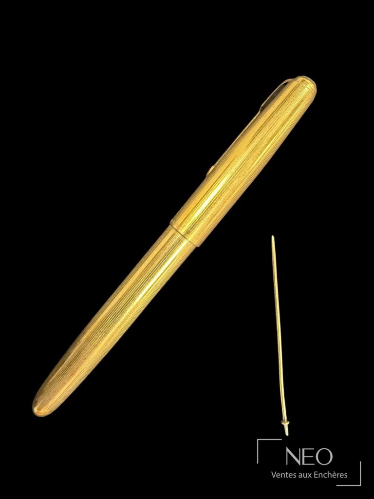 Stylo plume Parker en plaqué or présenté avec une épingle à cravate en or jaune