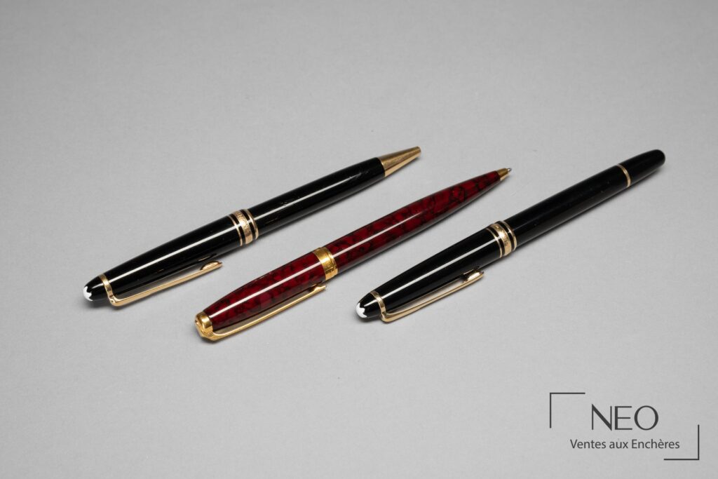 Trois stylos billes Montblanc et St Dupont posés côte à côte