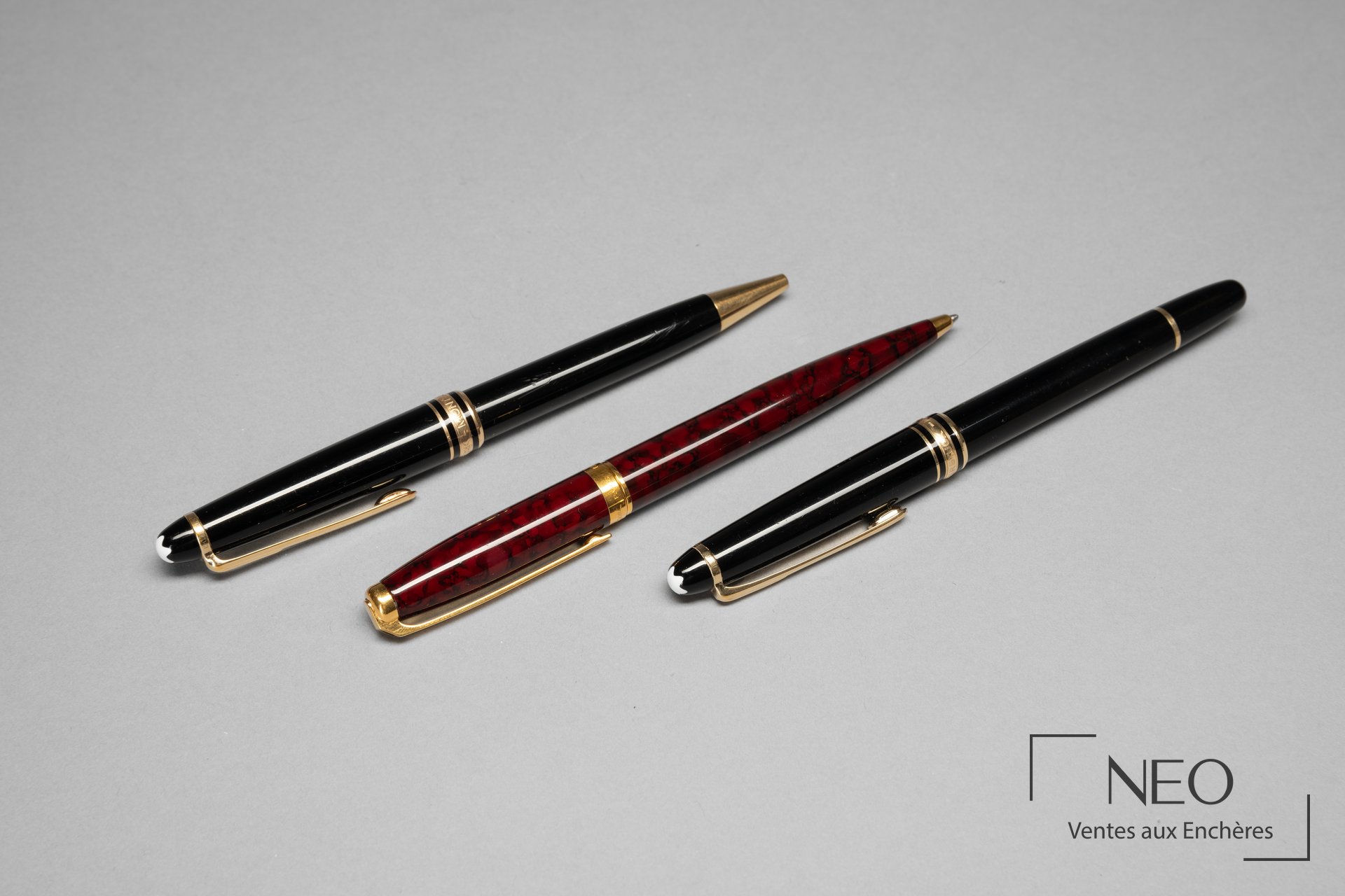 Trois stylos billes Montblanc et St Dupont posés côte à côte
