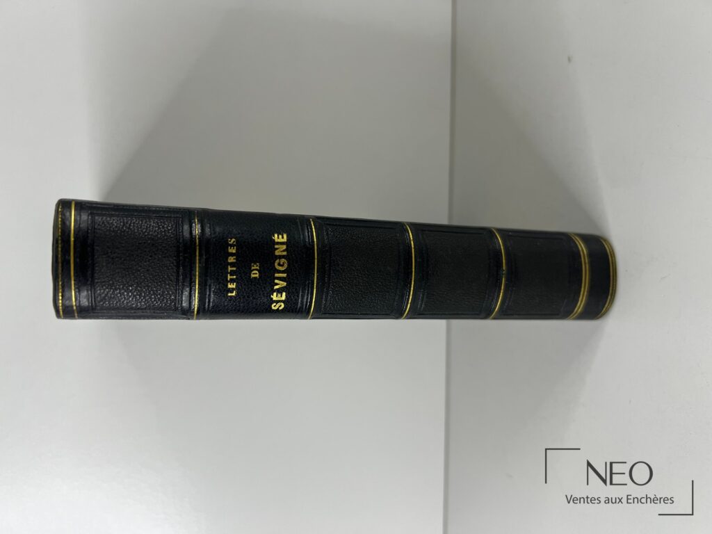 Dos noir à nerfs dorés d’un livre ancien titré Lettres de Madame de Sévigné.
