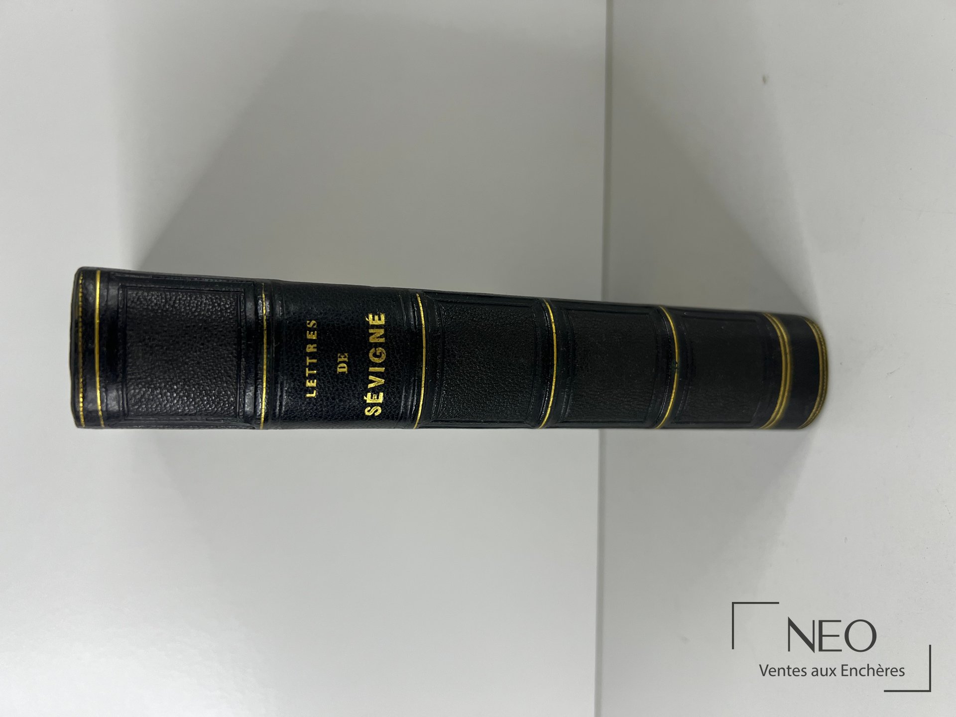 Dos noir à nerfs dorés d’un livre ancien titré Lettres de Madame de Sévigné.