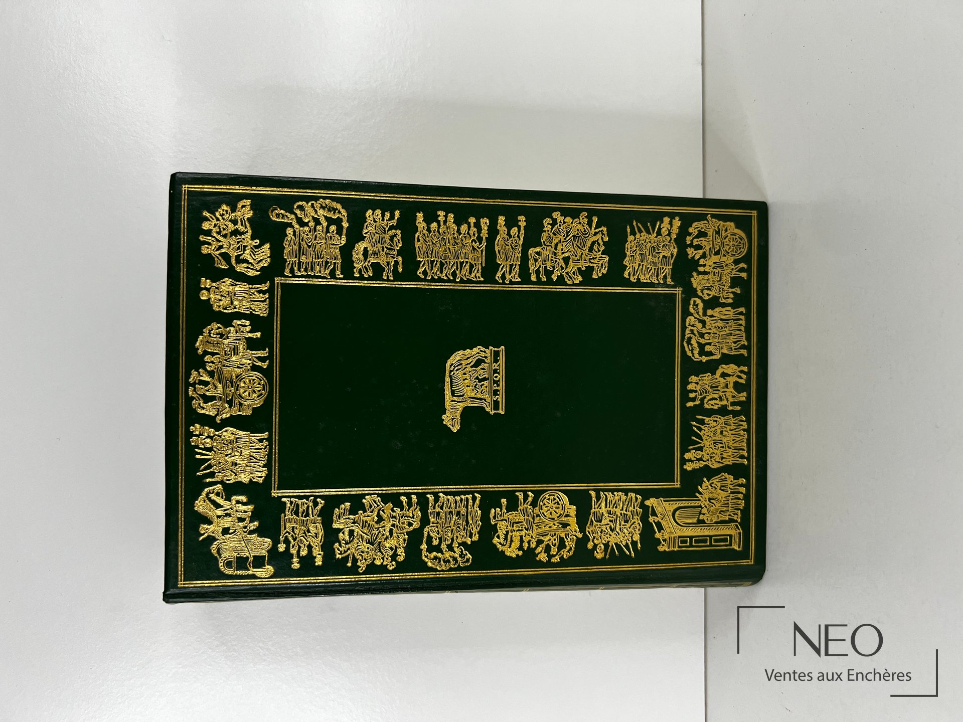 Couverture verte ornée de décors dorés et du titre au centre