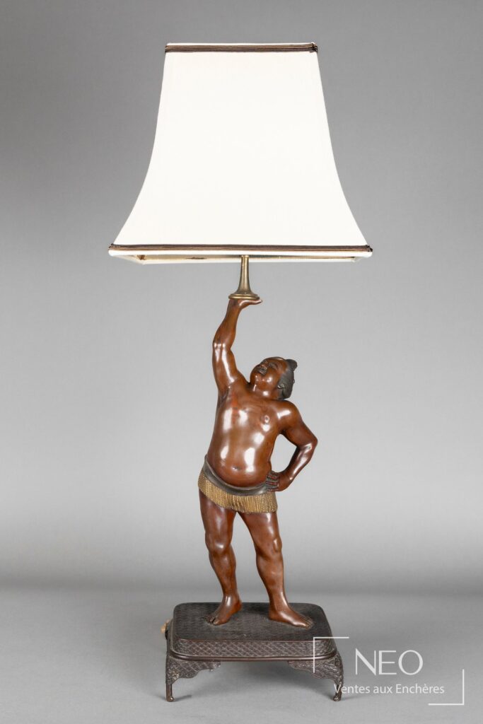 Sumo okimono en bronze monté en lampe avec abat-jour blanc et socle ouvragé