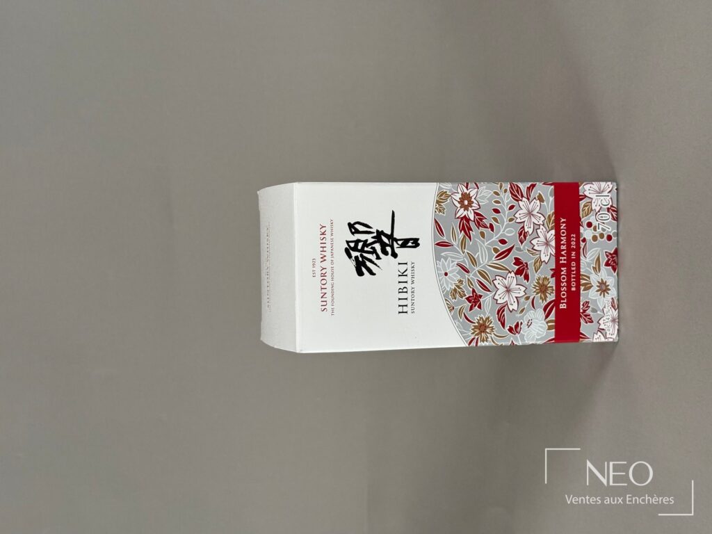 Étui d’origine Suntory Hibiki Blossom Harmony avec décor floral rouge et gris