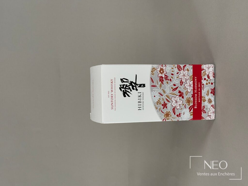 Étui Suntory Hibiki Blossom Harmony avec décor floral et bande rouge