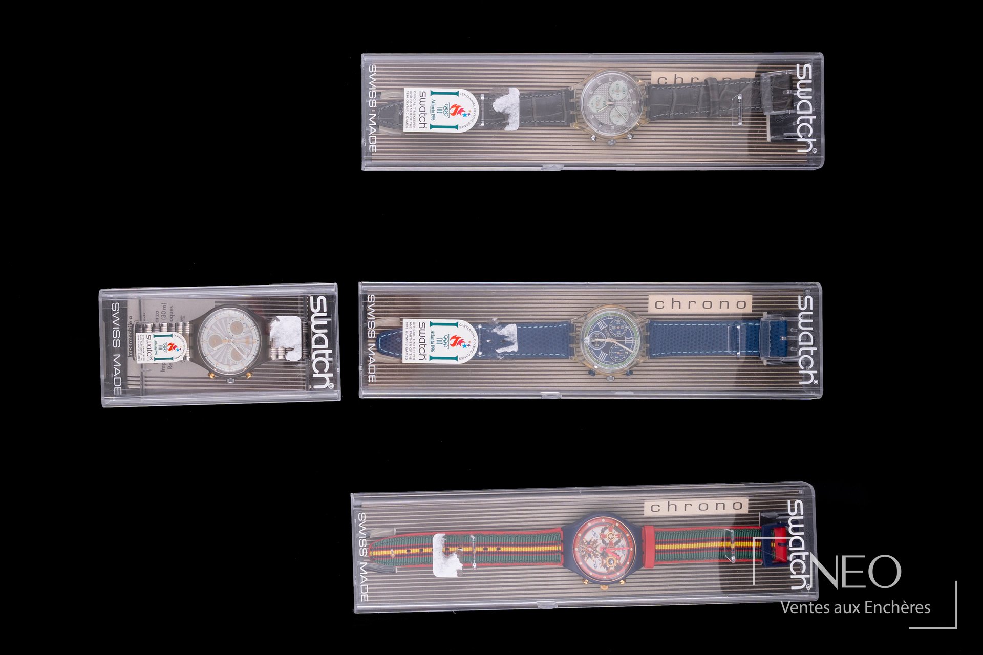 Lot de quatre montres Swatch chronographes présentées dans leurs boîtes d'origine