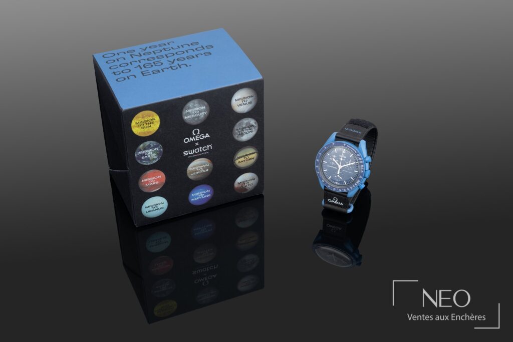 Boîte Swatch Moonswatch et montre Mission To Neptune présentées ensemble