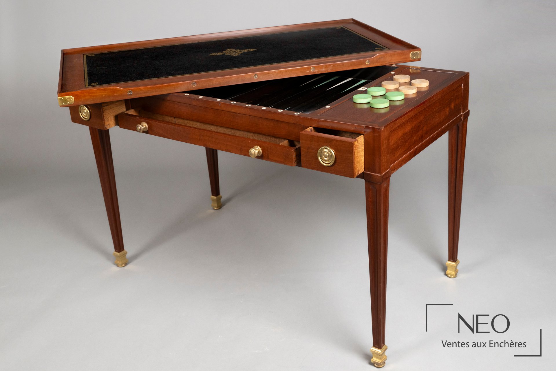 Table à jeu en acajou avec plateau relevé et pieds cannelés