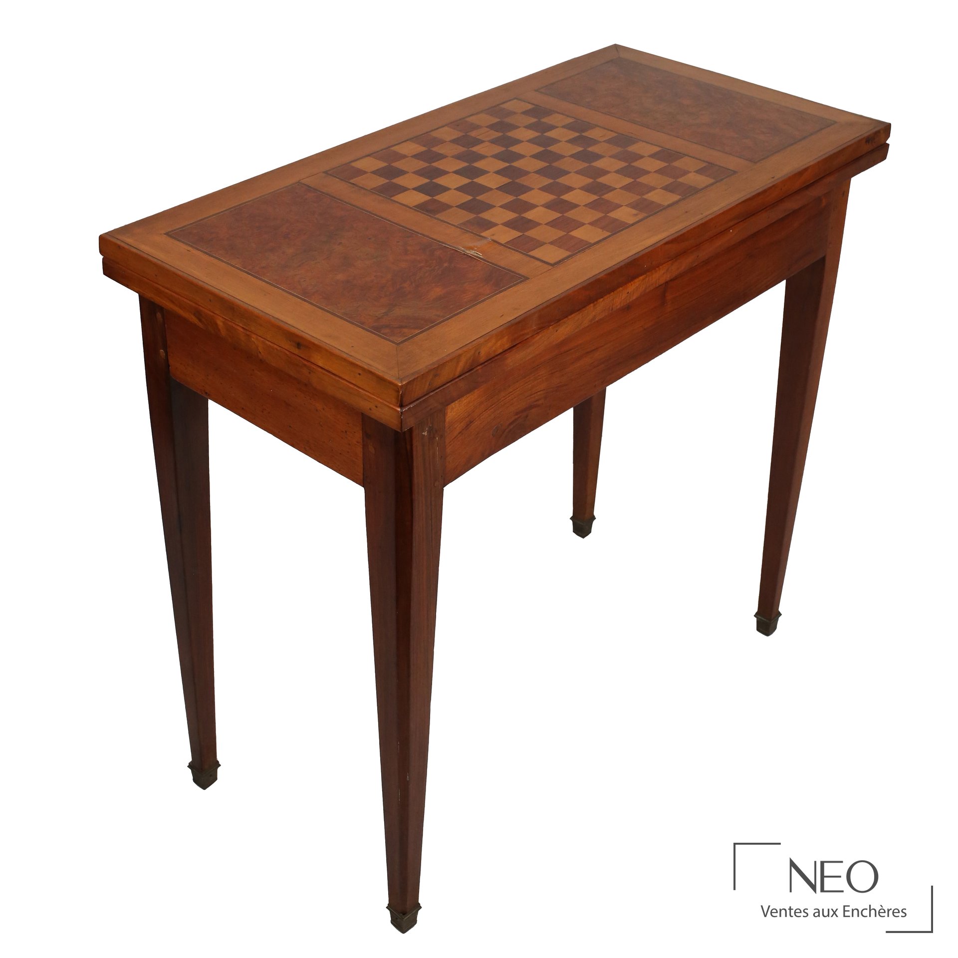 Table à jeux en marqueterie vue de trois quarts