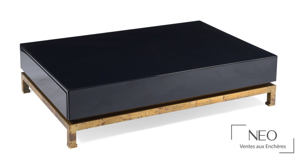 Table basse rectangulaire en bois laqué bleu nuit reposant sur une base en métal doré.