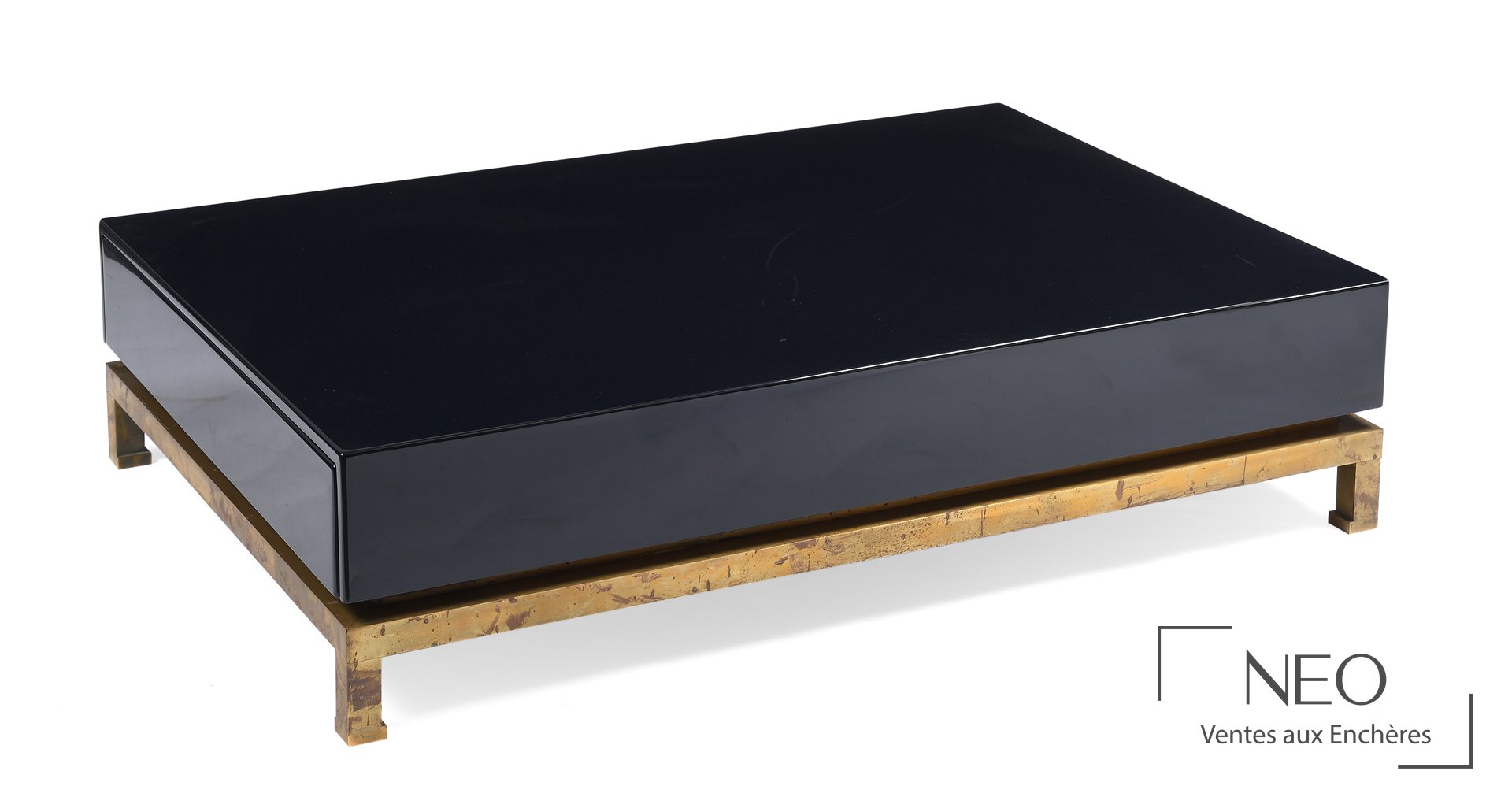 Table basse rectangulaire en bois laqué bleu nuit reposant sur une base en métal doré.
