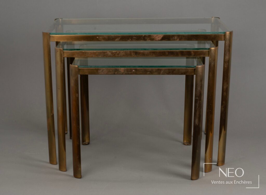 Série de trois tables gigognes en bronze doré avec plateaux en verre